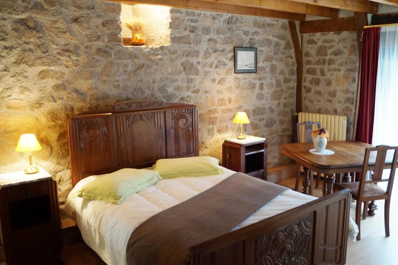Gîte de 2 à 18 personnes Saint-Exupery-les-Roches Exterior foto