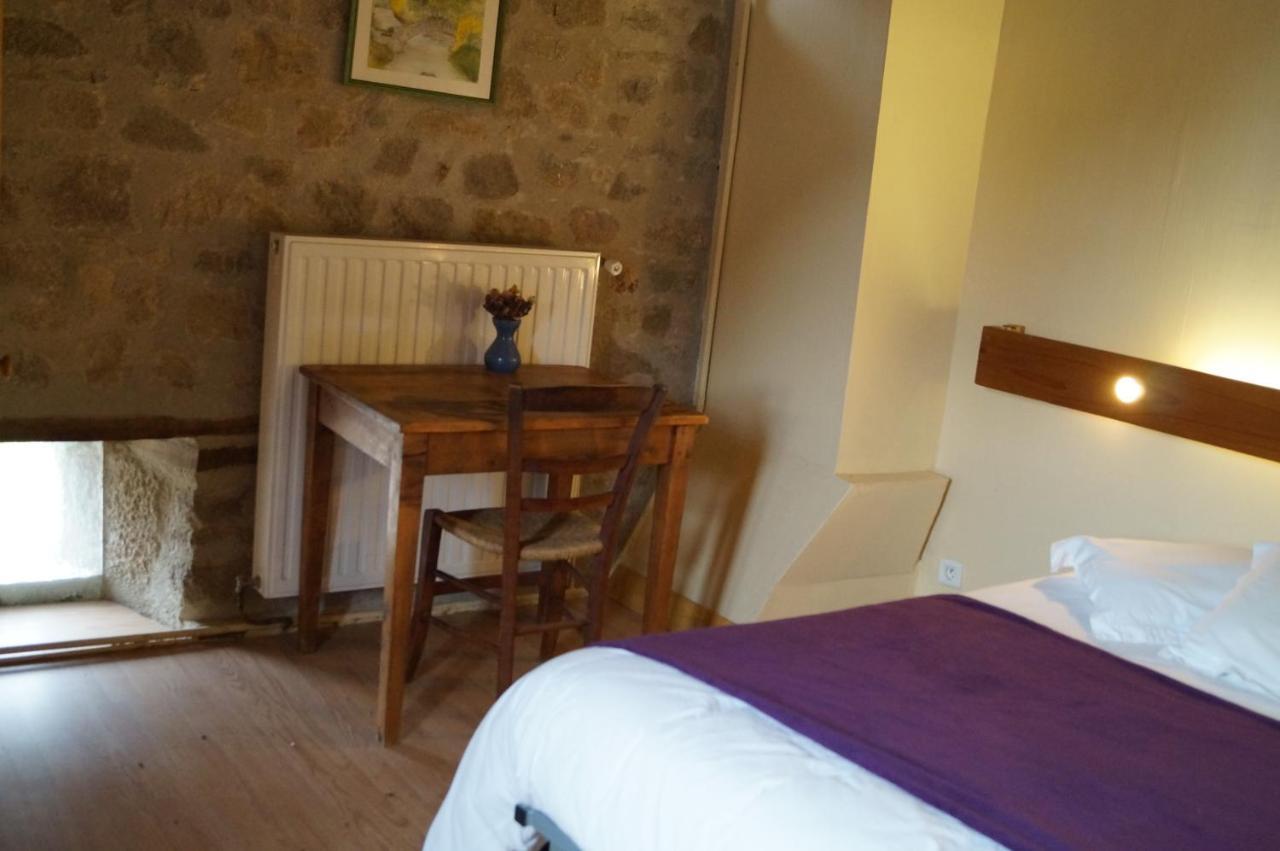 Gîte de 2 à 18 personnes Saint-Exupery-les-Roches Exterior foto